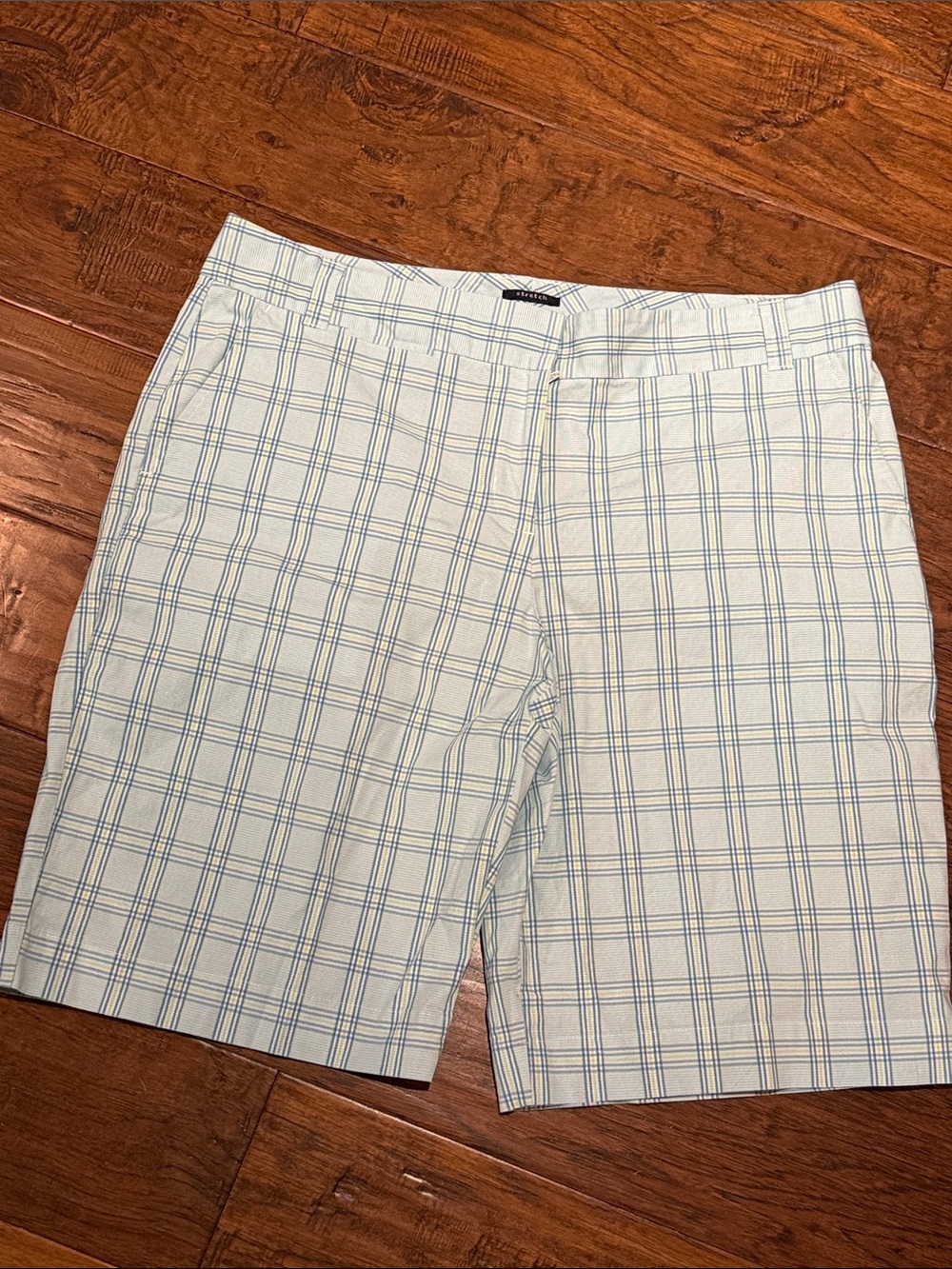 Izod White and Light Blue Plaid Women's golf Shorts